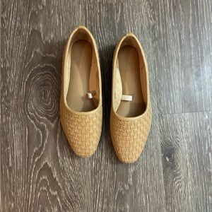 Universal Thread Tan Woven Flats